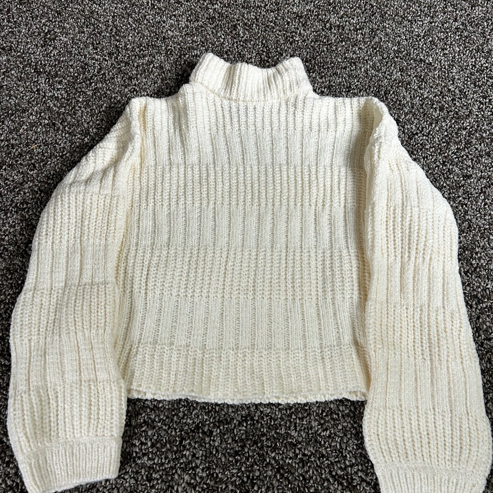Woman’s Guess Cozy Cream Turtleneck Sweater size S